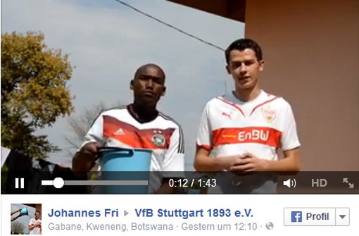 Johannes Friedrich (rechts) mit seinem Gastbruder aus Botswana. Zusammen haben sie den VfB Stuttgart für die Ice Bucket Challenge nominiert. Foto: Markus Merz