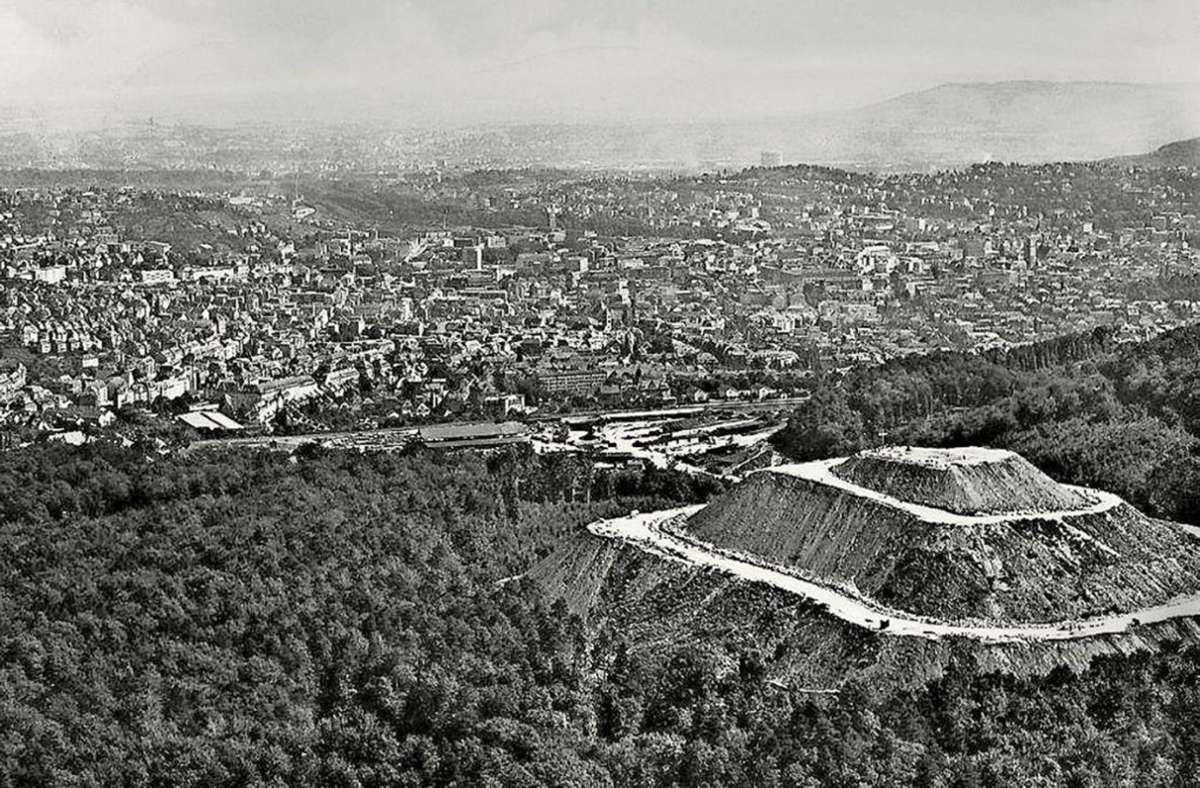Diese Luftaufnahme von 1956 zeigt, wie der Birkenkopf ausgesehen hat, als noch Kriegstrümmer auf den Berg gefahren wurden. Foto: /Sammlung Wibke Wieczorek