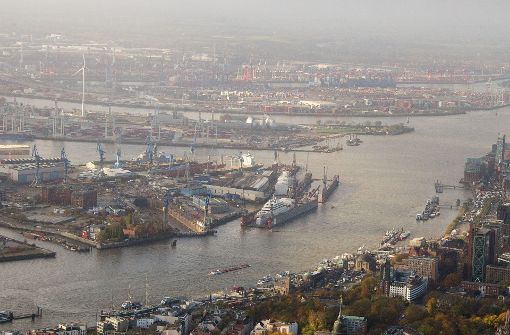 Ein Spürhund hat in der Nähe der Landungsbrücken an der Elbe in Hamburg die Witterung des vermissten HSV-Mitarbeiters aufgenommen. Foto: dpa