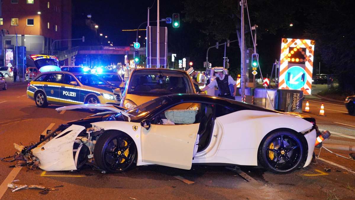 Schwerer Unfall in Stuttgart-Ost: Ferrari kracht in  Feinstaub-Cube und zwei Autos