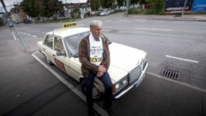 Der Chef der Stuttgarter Taxizentrale, Manfred Huelsmann, begutachtet seinen Taxistand zum Cannstatter Volksfest. Foto: Leif Piechowski