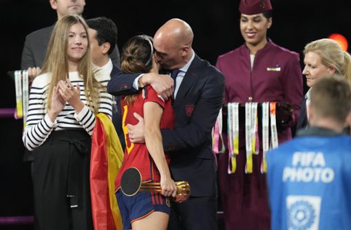 Jede Spielerin bekam von Verbandsboss Luis Rubiales einen Kuss – mindestens auf die Wange, ob sie wollte oder nicht. Foto: dpa/Alessandra Tarantino