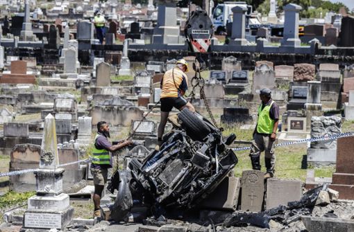 Randwick-Friedhof Sydney: Drei Arbeiter kümmern sich um das Autowrack. Foto: dpa