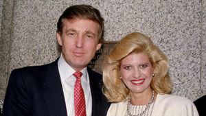 Ivana Trump wurde als erste Ehefrau des späteren US-Präsidenten Donald Trump bekannt. In unserer Fotostrecke zeigen wir weitere Stationen ihres Lebens. Foto: dpa/Uncredited