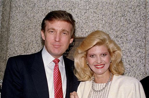 Ivana Trump wurde als erste Ehefrau des späteren US-Präsidenten Donald Trump bekannt. In unserer Fotostrecke zeigen wir weitere Stationen ihres Lebens. Foto: dpa/Uncredited