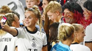 Die deutschen Frauen (hier Giulia Gwinn) und ihre Fans sind wie eine Familie Foto: IMAGO/HMB-Media/IMAGO/Heiko Becker
