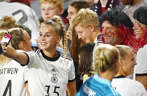 Die deutschen Frauen (hier Giulia Gwinn) und ihre Fans sind wie eine Familie Foto: IMAGO/HMB-Media/IMAGO/Heiko Becker