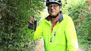 Ulrich Riegger ärgert sich über  Bromm­beerranken, die von  Bäumen hängen. Foto: car