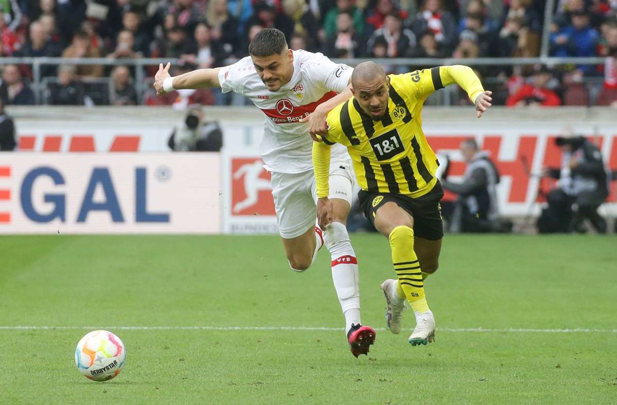 Seine letzte Aktion im Spiel: Nach dem Foul an Dortmunds  Donyell Malen (rechts) muss der Stuttgarter Verteidiger Konstantinos  Mavropanos (links) mit Gelb-Rot vom Feld.