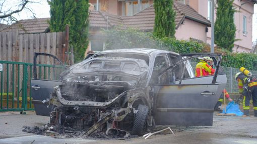 Vermutlich wegen eines technischen Defekts ist das Auto in der Denkendorfer Straße in Nellingen ausgebrannt. Foto: 7/ktuell