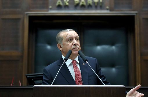 Recep Tayyip Erdogan rückt Menschenrechtler in die Nähe von Putschisten. Foto: AFP