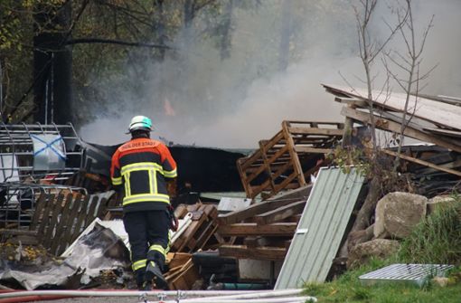 Auch mehrere Fahrzeuge, darunter ein Wohnmobil, brannten bei Merklingen. Foto: SDMG/Dettenmeyer