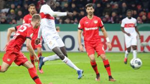Dem VfB Stuttgart gelang lediglich ein Treffer in Leverkusen:  Silas Wamangituka erzielt fünf Minuten vor dem Ende das 1:2. Foto: Baumann