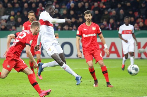 Dem VfB Stuttgart gelang lediglich ein Treffer in Leverkusen:  Silas Wamangituka erzielt fünf Minuten vor dem Ende das 1:2. Foto: Baumann