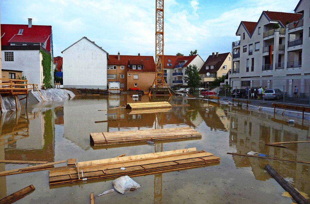 Auf der Baustelle in Ditzingen war im Jahr 2010 lange nicht an arbeiten zu denken.  In  den Gebäuden hatte das Wasser ebenso massive Schäden angerichtet.