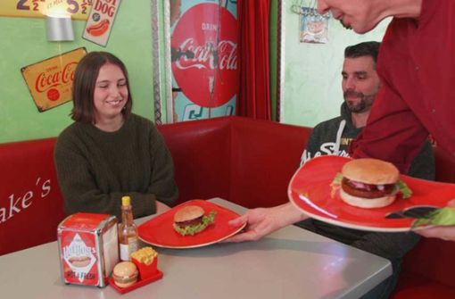 Die Testesser Bella und Sascha essen normalerweise nicht vegan, doch beim Burger-Test lassen sie sich gerne überraschen. Foto: red