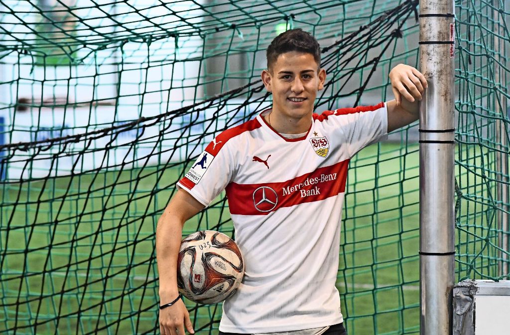 Nicolas Sessa freut sich nach überzeugenden Auftritten für den VfB Stuttgart II in der Regionalliga über seine erste Reise mit dem Bundesliga-Team.