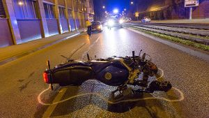 Bei einem schweren Verkehrsunfall in Bad Cannstatt ist ein 47-jähriger Motorradfahrer ums Leben gekommen. Foto: www.7aktuell.de | Timo Reichert