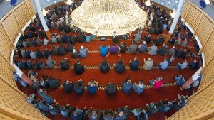 Gläubige beten in Mannheim in der Yavuz Sultan Selim Moschee während des Freitagsgebets. (Archivbild) Foto: dpa