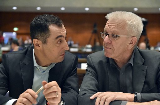 Cem Özdemir und Ministerpräsident Winfried Kretschmann Auge in Auge: Özdemir wurde mit Finanzexpertin Kerstin Andreae auf dem Grünen-Parteitag an die Spitze der Landesliste gewählt. Foto: dpa