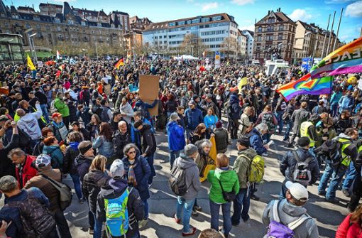 Zum Auftakt der berüchtigten Querdenker-Demo am 3. April hatten sich zahlreiche unmaskierte Demonstranten auf dem Marienplatz versammelt. Foto: dpa/Christoph Schmidt
