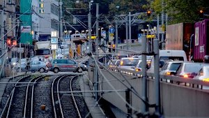 Keine Bahn auf der Schiene, umso mehr Autos auf der Straße: Der Streik der Stuttgarter Straßenbahnen (SSB) sorgt für Staus. Foto: dpa