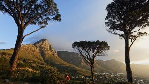 Wer Rad fährt, sieht mehr vom Land, zum Beispiel die zwölf Apostel des Tafelbergs in Kapstadt. Foto: look-foto.de