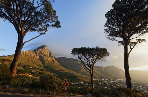 Wer Rad fährt, sieht mehr vom Land, zum Beispiel die zwölf Apostel des Tafelbergs in Kapstadt. Foto: look-foto.de