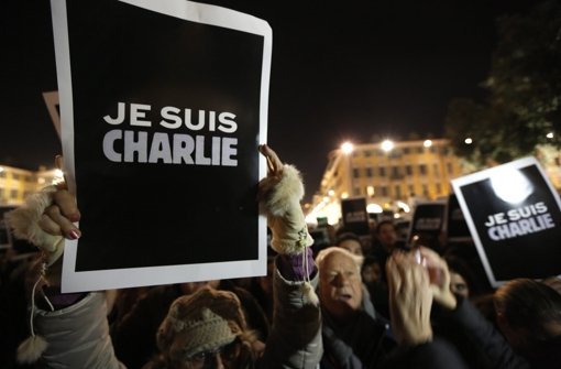 Je suis Charlie - in ganz Frankreich gingen Menschen am Mittwochabend auf die Straße, um ihre Solidarität mit den Redakteuren von Charlie Hebdo zu bekunden. Foto: EPA