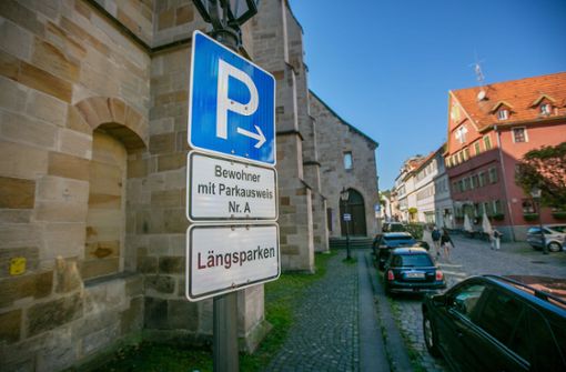 Anwohnerparken in der Franziskanergasse: Die Bewohnerparkausweise in Esslingen kosten bald wieder 150 Euro im Jahr. Foto: Roberto Bulgrin