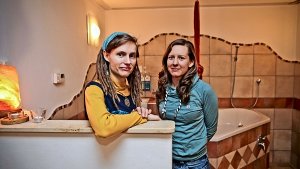 Ruth Hofmeister (links) und Lena Ehlebracht arbeiten im Stuttgarter Geburtshaus. Foto: Peter Petsch