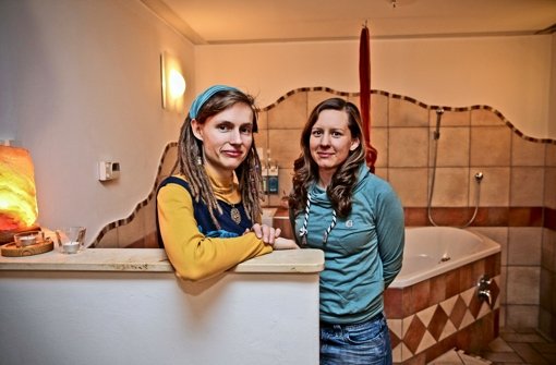 Ruth Hofmeister (links) und Lena Ehlebracht arbeiten im Stuttgarter Geburtshaus. Foto: Peter Petsch
