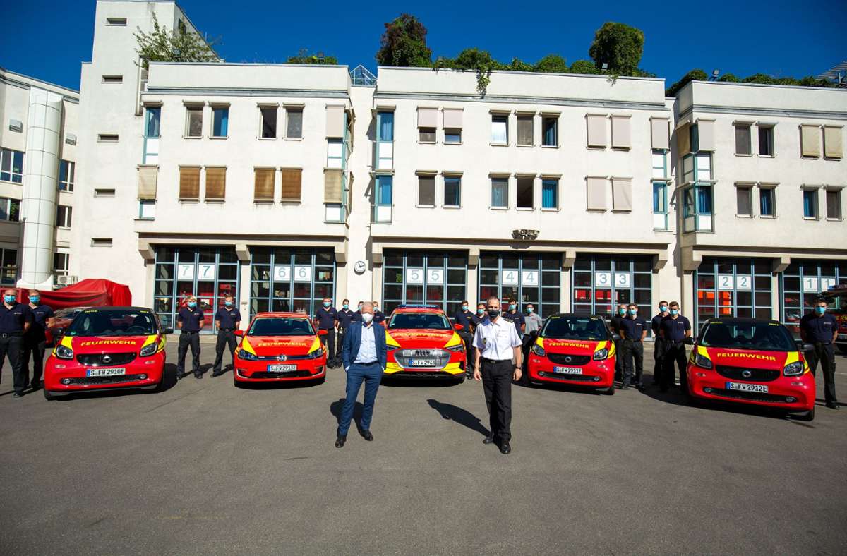Die neuen E-Autos der Stuttgart Feuerwehr – im Vordergrund OB Fritz Kuhn (links) und Georg Belge, Leiter der Brandirektion.