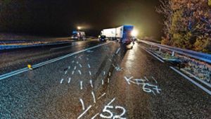 Die  weißen Spuren zeigen den Weg des Unfallfahrzeugs und den Lastwagen, der entgegengekommen ist. Foto: 7aktuell.de/ MG