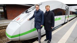 Bundesverkehrsminister Andreas Scheuer (li.) und Bahnchef Richard Lutz stehen im Herbst vor einem  neuen ICE 4. Jetzt ist ein Krisentreffen anberaumt. Foto: dpa