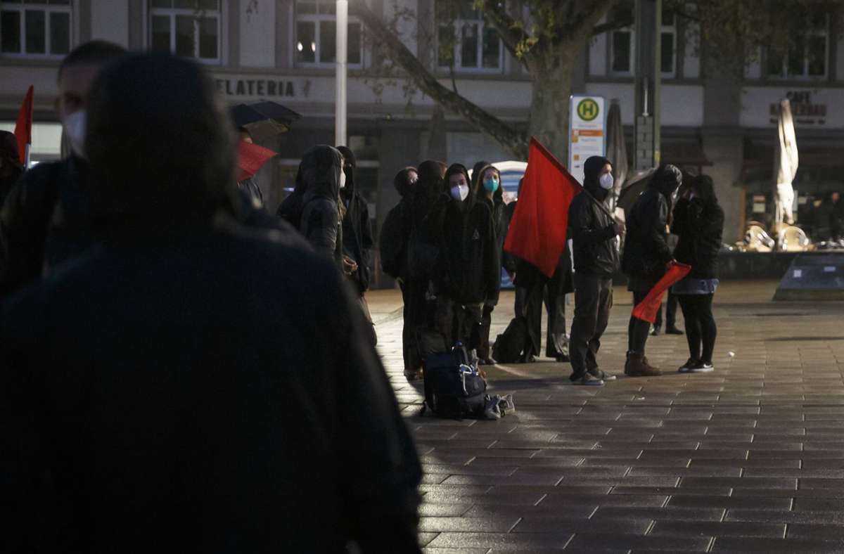 Rund 100 Teilnehmer kamen am Freitagabend auf dem Marienplatz zusammen ...