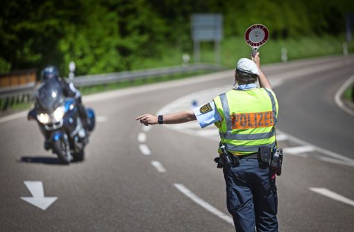 In einer groß angelegten Aktion hat die Polizei im Rems-Murr-Kreis, wie hier an der Sulzbacher Steige, Motorradfahrer kontrolliert. Foto: Gottfried Stoppel