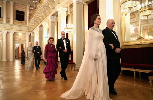 Beim Abendessen im Norwegischen Königshaus trägt Kate eine rosa Chiffon-Robe, die ihren Babybauch betont. Foto: PA Wire