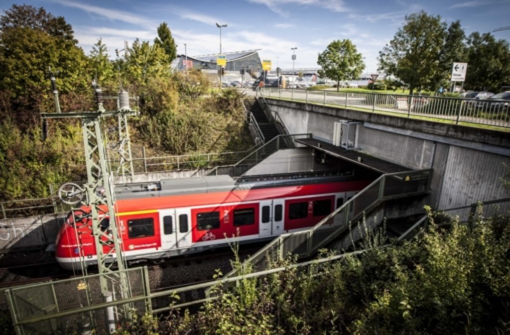 Die bisherigen Bahnpläne für den Flughafenanschluss der Gäubahn sind im Gutachten durchgefallen Pläne Foto: Leif Piechowski