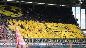 VfB-Fans zeigen Choreografie in den Stadtfarben