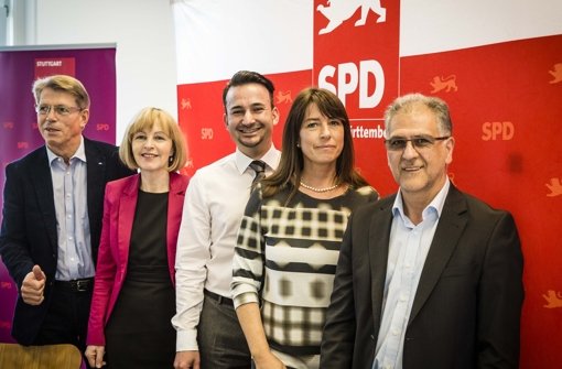 Kandidaten der SPD mit Kreisvorsitzendem Dejan Perc (MItte) v.li.: Rolf Gaßmann, Marion von Wartenberg, Stefanie Brum, Ergun Can  Foto: Lichtgut/Leif Piechowski