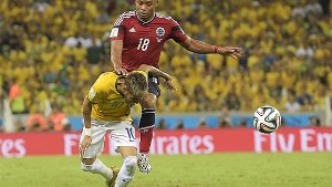 Kolumbiens Zuniga springt Brasiliens Neymar in den Rücken und verletzt diesen an der Wirbelsäule.  Foto: dpa