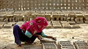 Kinder ohne Kindheit: so wie dieses  Mädchen, arbeiten  unzählige indische Kinder in  Ziegelhütten oder Steinbrüchen. Foto: AP