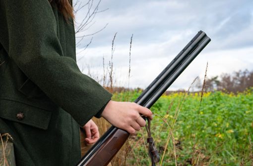 „Dieser Jägerin gehören sofort Waffe und Jagdschein weggenommen“, forderte Soko-Tierschutz-Sprecher Friedrich Mülln (Symbolbild). Foto: imago images/Countrypixel