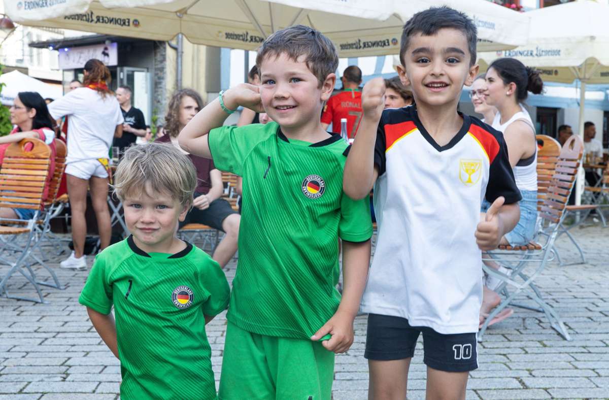 Früh übt sich, wer einmal ein großer Fußball-Fan werden will: Junge Zuschauer auf dem Wettbachplatz Foto: Stefanie Schlecht