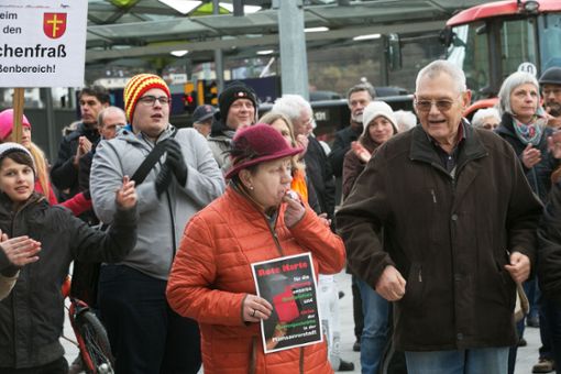 Etwa 150 Bürger demonstrierten auf dem Bahnhofsvorplatz Foto: Ines Rudel