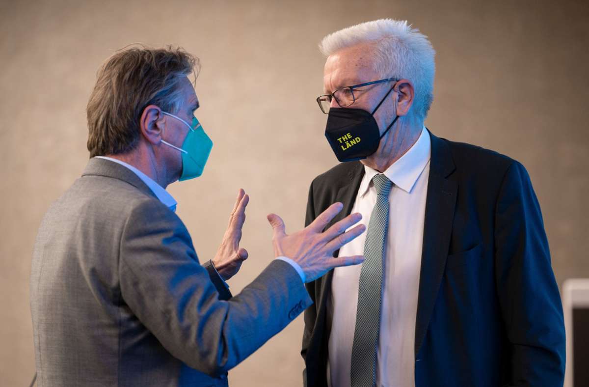 Sozialminister Manfred Lucha (links) und Ministerpräsident Winfried Kretschmann wollen noch nicht von Lockerungen der Coronaregeln sprechen. Foto: dpa/Marijan Murat
