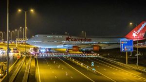 Boeing 747 überquert Autobahn
