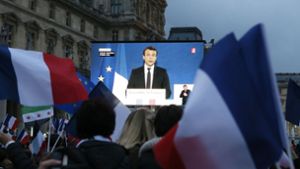 Macron-Anhänger bejubeln Macrons Wahlsieg vor dem Louvre-Museum. Foto: AP