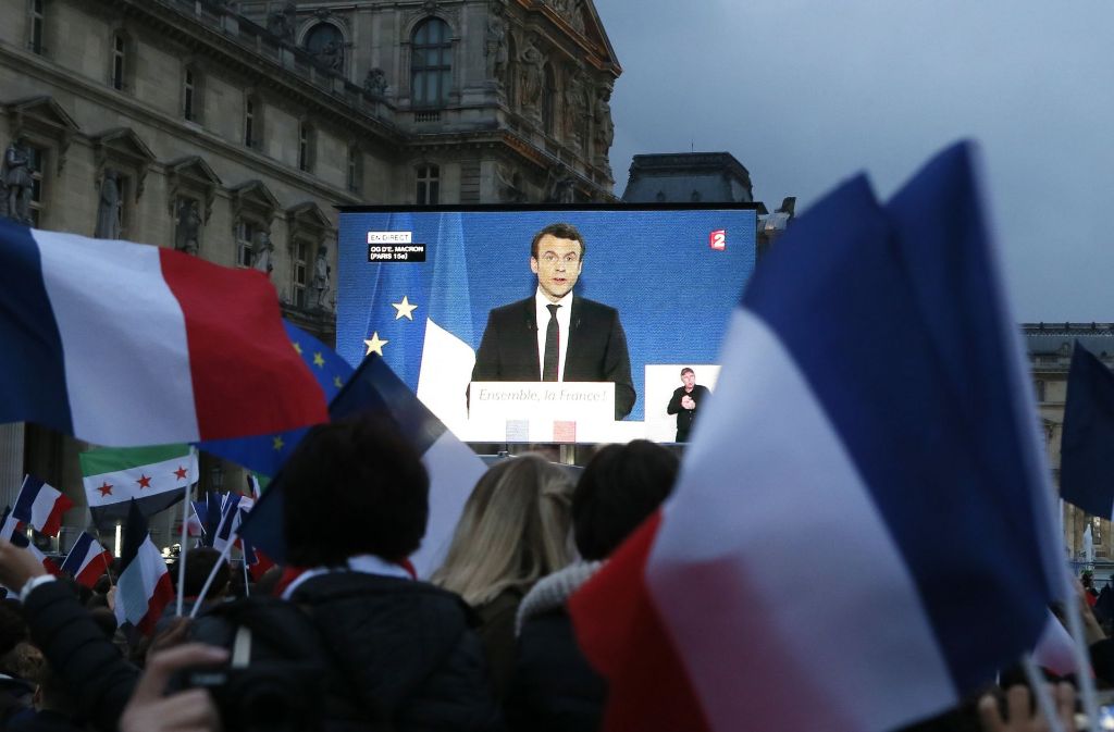 Macron-Anhänger bejubeln Macrons Wahlsieg vor dem Louvre-Museum.